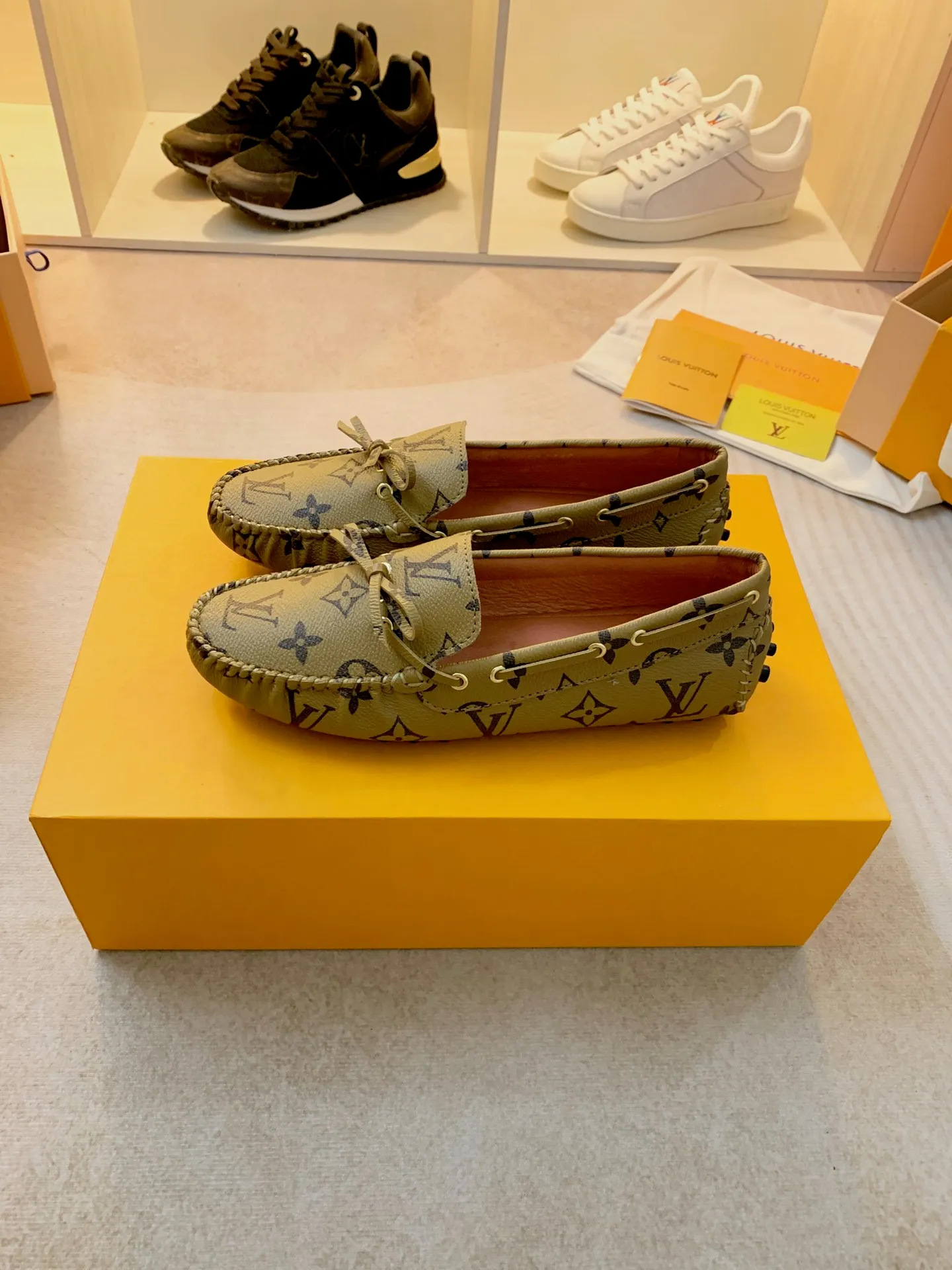 p460💰Couple model❤️🇫🇷 𝙇𝙤𝙪𝙞𝙨 𝙑𝙪𝙞𝙩𝙩𝙤𝙣 🇫🇷Louis Vuitton 2023 Classic𝓛𝓿 𝓣𝓻𝓪𝓲𝓷𝓮𝓻 Sports Series ➪➪➪¯ [Arizona Doudou Shoes Series] ▪️▪️▪️Arizona slip-on shoes are made of Monogram Eclipse canvas. Its hand-painted and dyed edges and hand-sewn uppers fully demonstrate Louis Vuitton's traditional shoemaking craftsmanship. This slip-on shoe is very lightweight. The integrated tongue and upper make it particularly comfortable and flexible. The soft outsole is equipped with rubber padding. Decorated with matching sash. Detailed features: ☑️Monogram Eclipse canvas ☑️Black Eclipse pattern ☑️Hand-painted shoe edges ☑️Hand-sewn uppers (each pair takes time to process) ☑️Integrated tongue and upper construction ☑️Outsole equipped with rubber lining ☑️size: 35_46